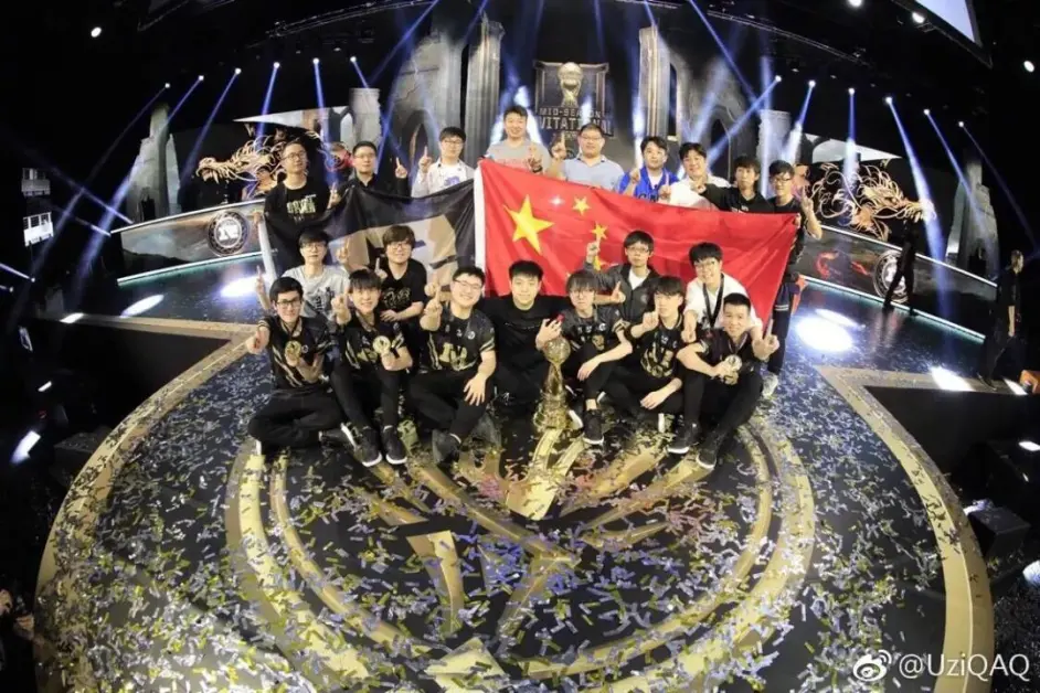 Uzi重返赛场，反败为胜首场状态出色，SKT观众沸腾！(uzi复出首局太成功)
